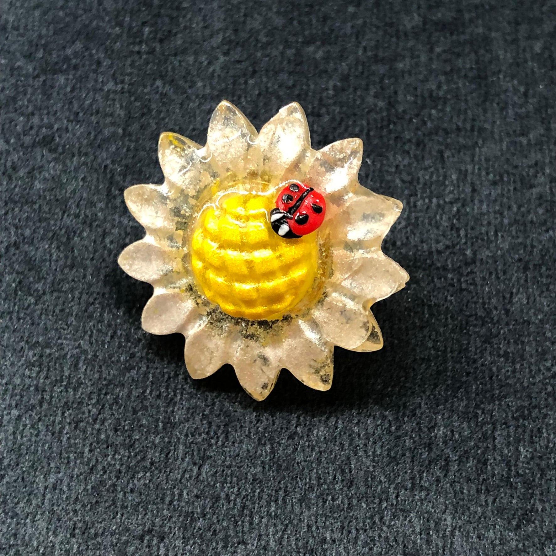 Daisy Flower lapel pin with miniature polymer clay ladybird handmade t

Introducing our enchanting Handmade Daisy flower with miniature polymer clay ladybird lapel pin - the perfect accessory to add a touch of whimsy to any outfit! 🌼?apel pinPadpod & BerrieMy Fairytale Giftsminiature polymer clay ladybird handmade