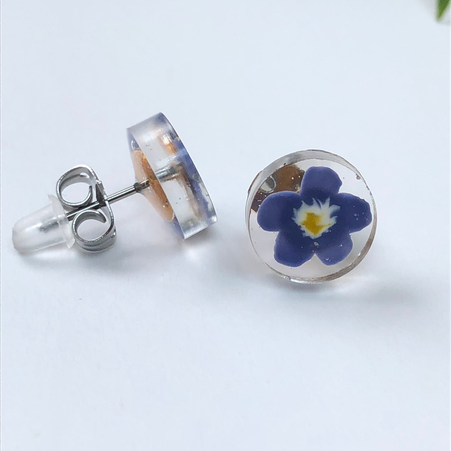 Handmade polymer clay forget me not flowers cast in crystal clear resiMiniature handmade polymer clay Forget-me-not flowers cast in crystal clear epoxy resin make for stunning stud earrings. These delicate creations are meticulously crStud earringsPadpodandberrieMy Fairytale Giftscrystal clear resin stud earrings